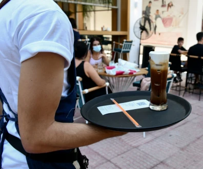 Ορατά τα αποτελέσματα της Κοινωνικής Συμφωνίας – Σχεδόν μισό εκατομμύριο εργαζόμενους καλύπτει η συλλογική σύμβαση που υπέγραψε η ΠΟΕΕΤ με την επικουρία της ΓΣΕΕ στο χώρο του επισιτισμού και της βιομηχανίας ζαχαρωδών