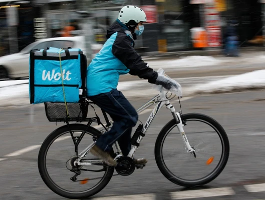 Απόλυση συνδικαλιστή από την πλατφόρμα WOLT επειδή προστάτευε συναδέλφους του διανομείς στην κακοκαιρία