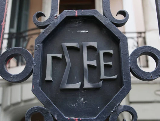 ΣΤΕΚΟΜΑΣΤΕ ΕΞΙΣΟΥ ΤΑΠΕΙΝΑ ΜΠΡΟΣΤΑ ΣΤΗ ΜΝΗΜΗ ΤΩΝ ΑΓΩΝΙΣΤΩΝ ΤΟΥ ΠΟΛΥΤΕΧΝΕΙΟΥ ΚΑΙ ΤΩΝ ΘΥΜΑΤΩΝ ΤΗΣ ΠΑΝΔΗΜΙΑΣ