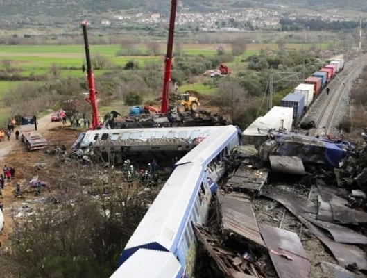 Ανείπωτη τραγωδία στα Τέμπη με τη σύγκρουση αμαξοστοιχιών
