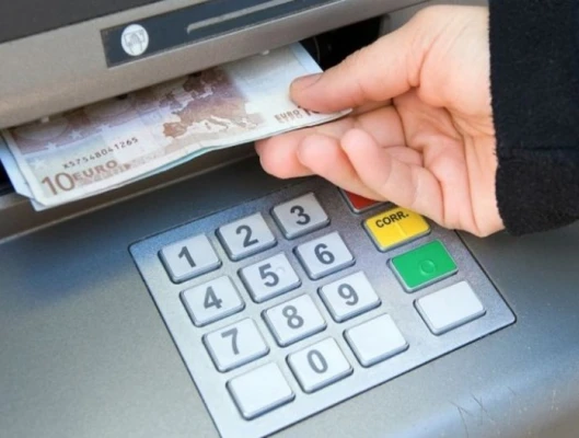 Επ’ αυτοφώρω συλλήψεις υπεύθυνων επιχείρησης στη Δράμα σε ΑΤΜ με τα χρήματα του δώρου εργαζόμενου στο χέρι