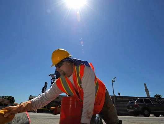 Η ΓΣΕΕ ενημερώνει τους εργαζόμενους για την αντιμετώπιση της θερμικής καταπόνησης λόγω συνθηκών καύσωνα