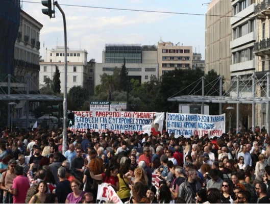 Δυναμικό παρών των εργαζόμενων στο Συλλαλητήριο της πλατείας Κλαυθμώνος — Η Κοινωνία Έστειλε Ξεκάθαρο Μήνυμα: "Ο Χρόνος Εργασίας Δεν Είναι Εμπόρευμα, Είναι η Ζωή Μας"