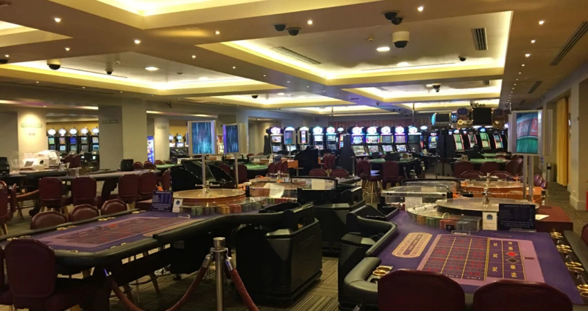 Να ανακληθούν οι απολύσεις στο Καζίνο της Σύρου