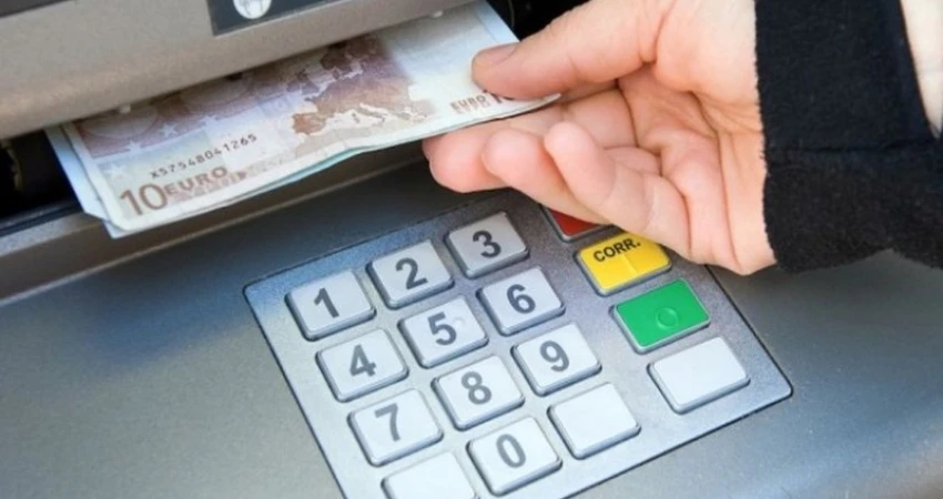 Επ’ αυτοφώρω συλλήψεις υπεύθυνων επιχείρησης στη Δράμα σε ΑΤΜ με τα χρήματα του δώρου εργαζόμενου στο χέρι